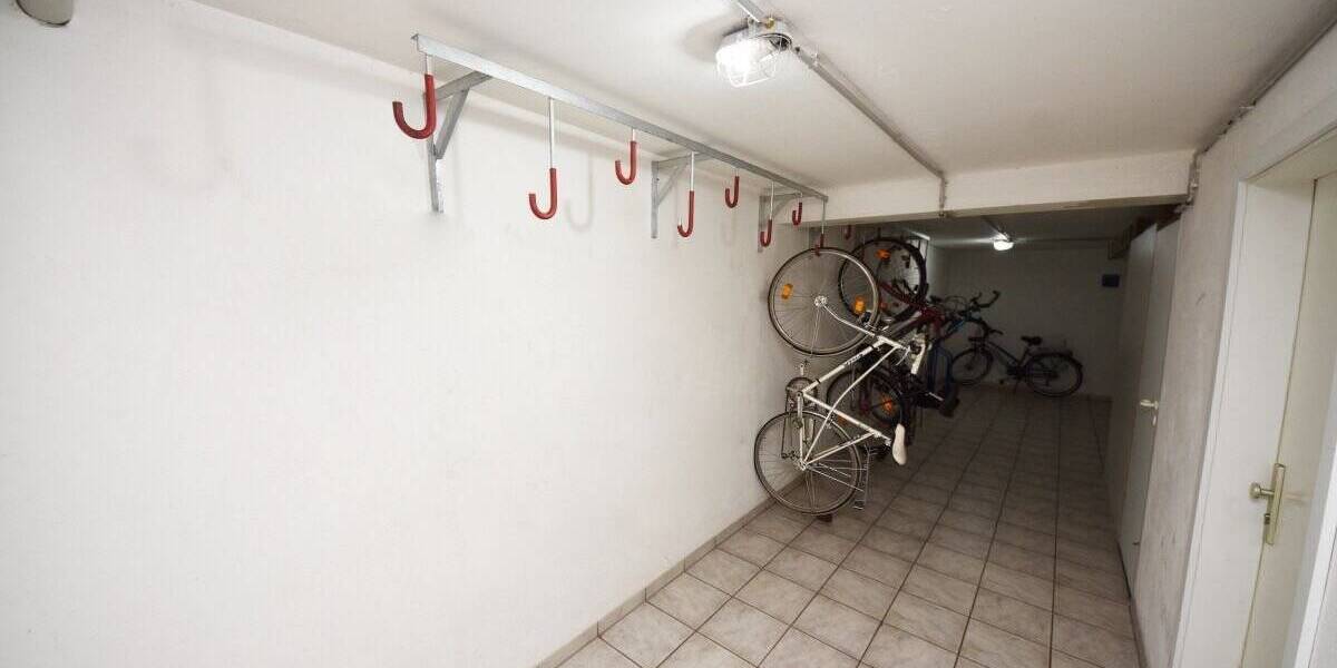 DIETZ: Feine 2-Zimmer-Dachgeschosswohnung mit großem SÜD-WEST Balkon und Einbauküche! 2 zimmer