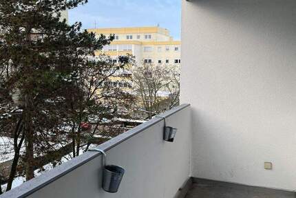 Sehr schöne 1 Zimmer-Wohnung mit separater Küche und Balkon, 3. OG mit Aufzug, gepflegtes MFH in Stein-Deutenbach - EBK kann abgelöst werden 1 zimmer