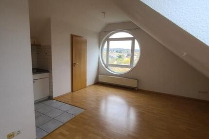 Kleines DG 1 Zimmer Apartment in LAT zentral mit kl. Küchenzeile 1 zimmer