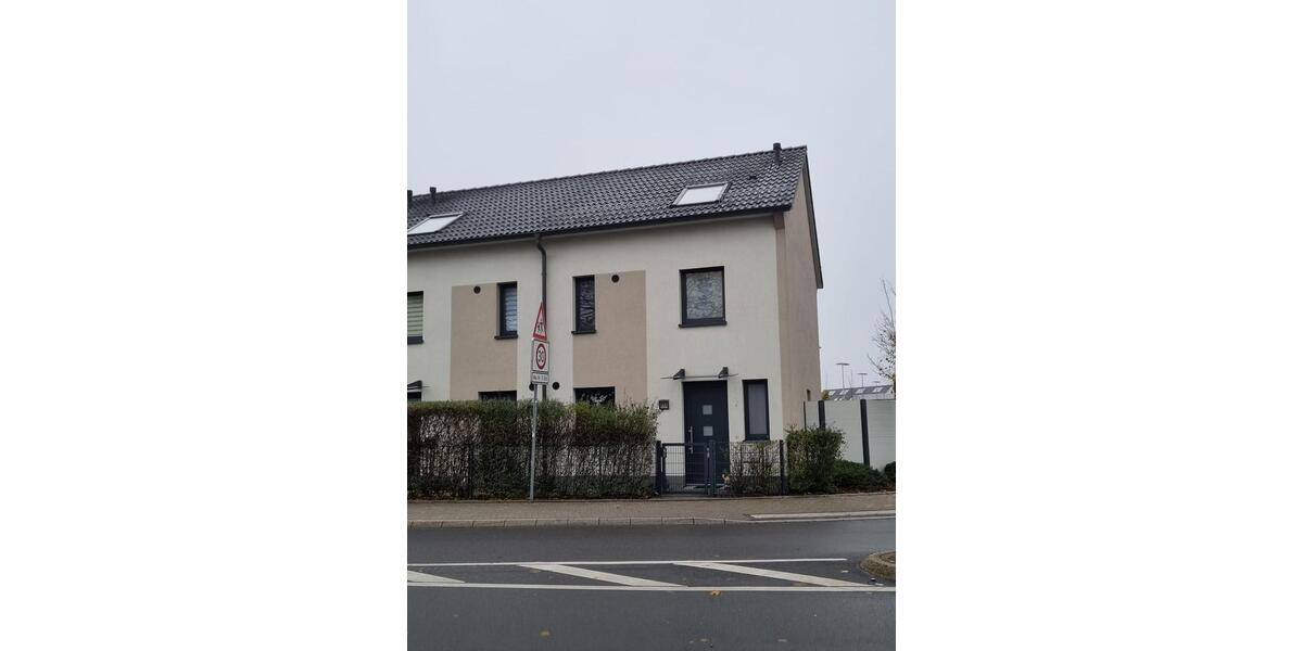 Modernes Reihenendhaus nebst 2 Garagen, Küche, Garten 4 zimmer