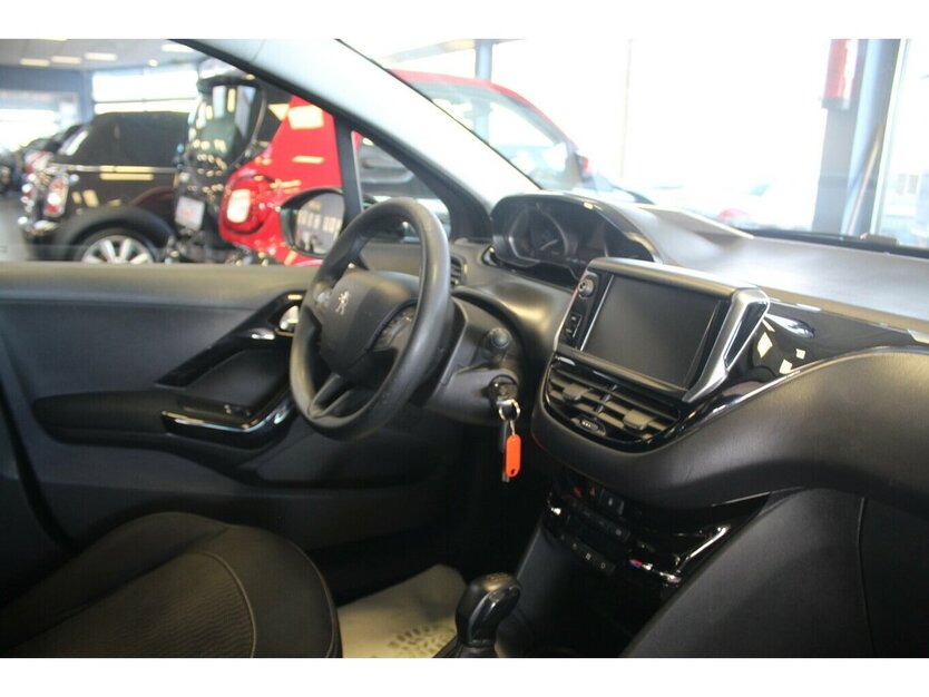 Peugeot 208 PureTech 82 Style - Panorama - 88.339 km 8.980 € Euskirchen 53881