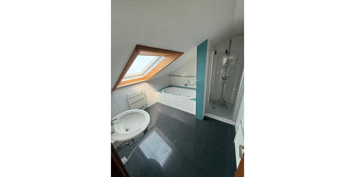 Dachgeschoßwohnung Freiberg am Neckar - 2 Zimmer, 66 m&sup2;, 900&euro; | Angebot:25422858