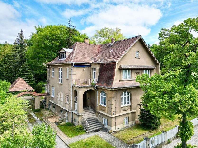 *Rarität am Elbhang! Eine der letzten unsanierten denkmalgeschützten Villen in ruhiger und grüner Bestlage von Dresden-Loschwitz* 1 zimmer