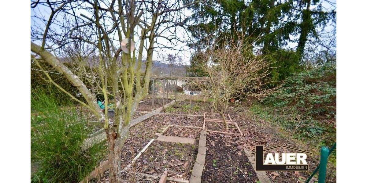 Doppelhaushälfte mit großem Garten in Saabrücken zu Verkaufen. 6 zimmer