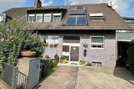 Großes Zweifamilienhaus mit schönem Garten in beliebter Wohnlage