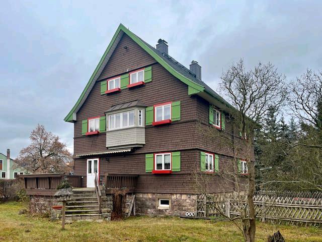 Großzügiges 10-Zi. Holzhaus in Top Lage + große GarageWerkstatt 10 zimmer