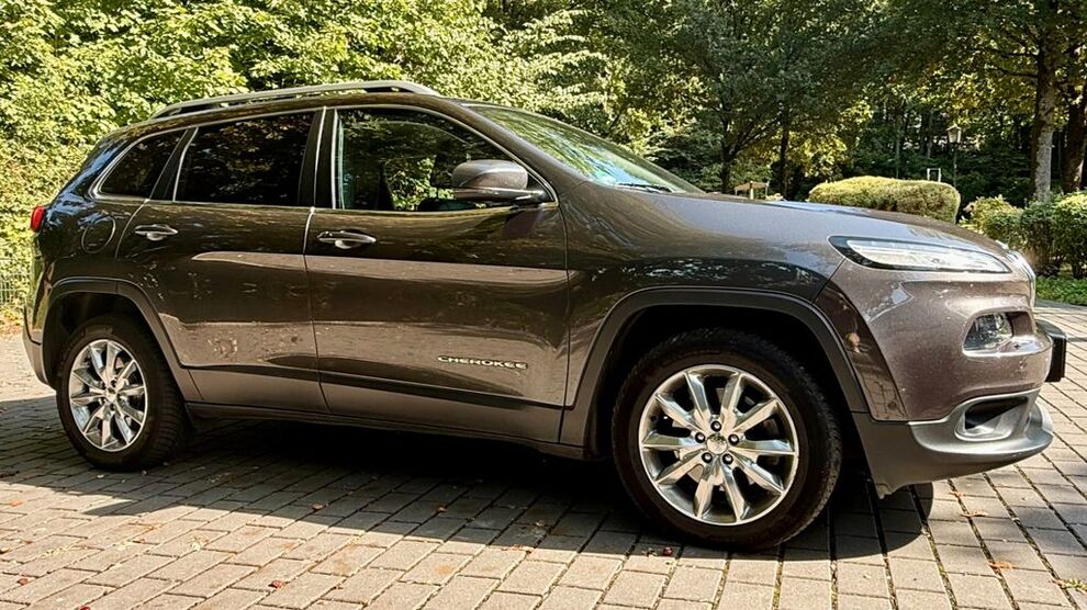 Jeep Cherokee 131.170 km 13.300 € Irmtraut 56479
