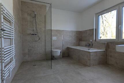 ERSTBEZUG! Exklusives Einfamilienhaus mit Terrasse und Stellplätzen!