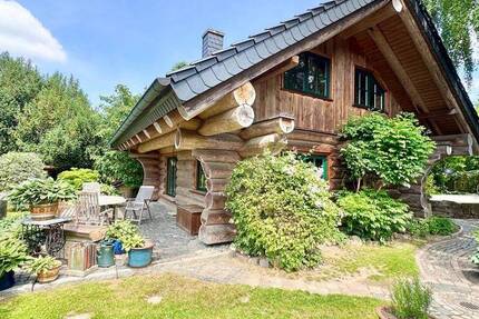 Grüner Luxus - Naturstammhaus mit eigenem Gartenparadies!