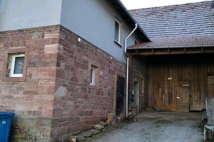 Haus mit Nebengebäude und Scheune zimmer