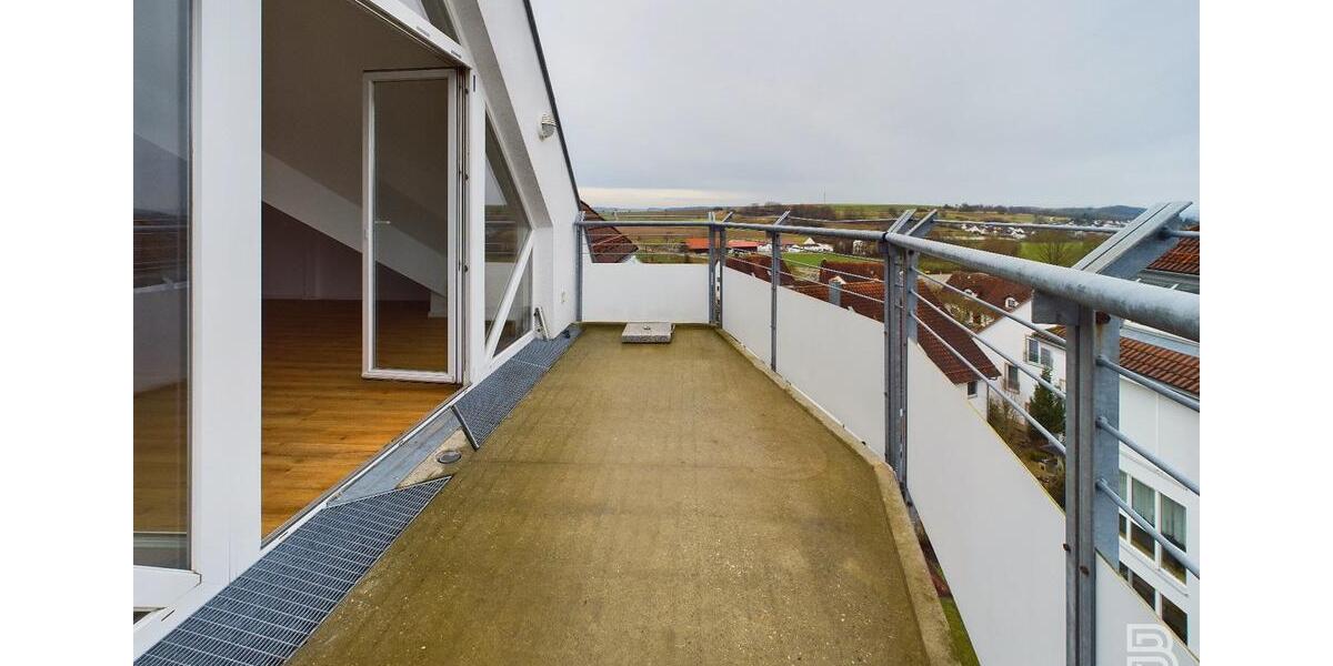 Helle Dachgeschosswohnung mit großen Balkon und tollem Ausblick 3 zimmer