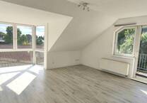 Sonnige Wohnung im Dachgeschoss mit Balkon und Stellplatz in Berlin-Karow