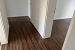 Erstbezug nach Renovierung - 3 ZW im 1. OG mit Balkon zum Innenhof, modernes Tageslichtbad mit Badewanne - ab sofort bezugsbereit