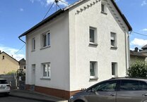 Einfamilienhaus mit Pool, Garten und Carport für 2 Stellplätze.