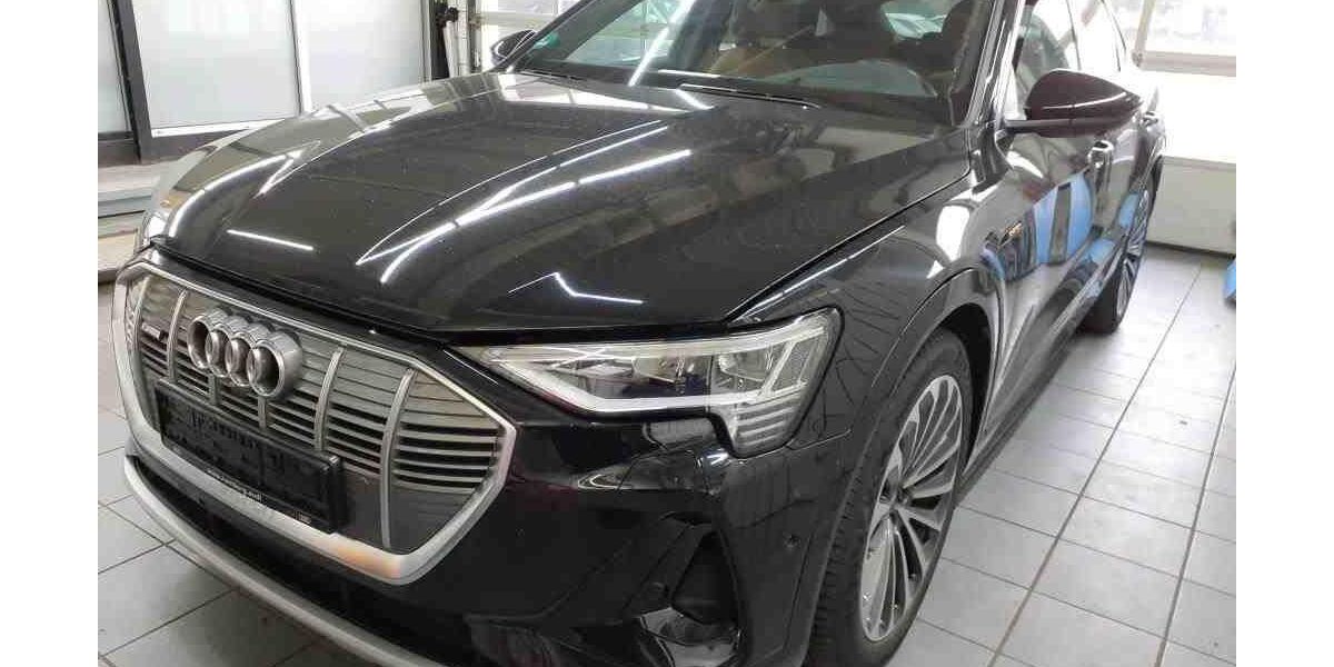 Audi e-tron 53.084 km 35.990 &euro; Hamburg 22047