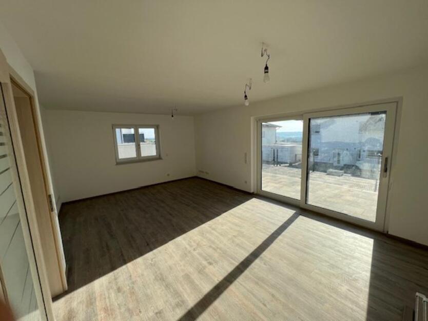 Schöne und neuwertige 2 12-Zimmer-Erdgeschoßwohnung mit EBK