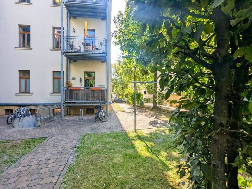Bezugsfreie 2RW mit EBK und Balkon | Beste Lage und Denkmalschutz! | Hochparterre | Parkett