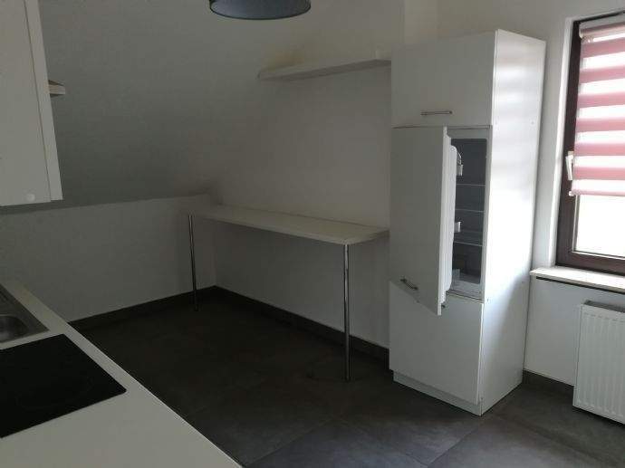 ## Schicke 2 Zi. Dachgeschoss Wohnung, Vollbad, EBK, Laminat ## 2 zimmer