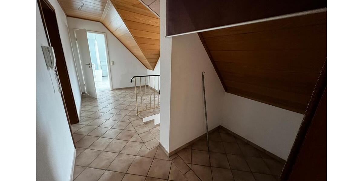 #geräumige Dachgeschoss-Wohnung#offen#hell#Balkon 2 zimmer