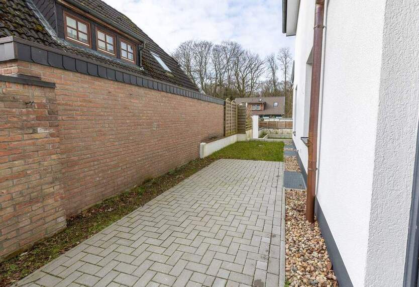 Helle 4-Zimmer-Wohnung mit kleinem Garten und Stellplatz – Erstbezug nach Sanierung