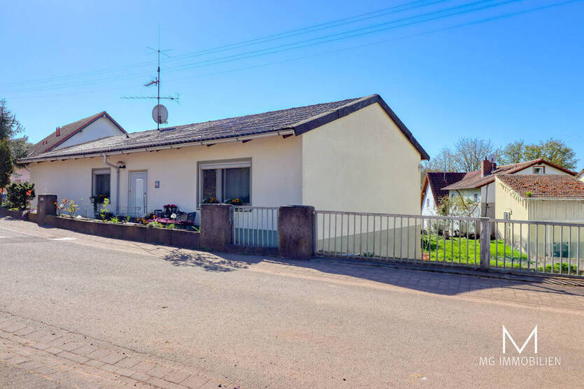 MG - Bungalow am Feldrand mit Doppelgarage, Garten und Waldgrundstück