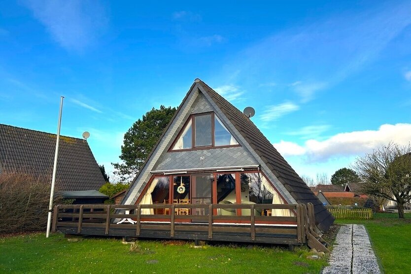 Teilsaniertes Ferienhaus aus erster Hand in ruhiger Ecklage, nur wenige Minuten vom Deich und Hafen entfernt!