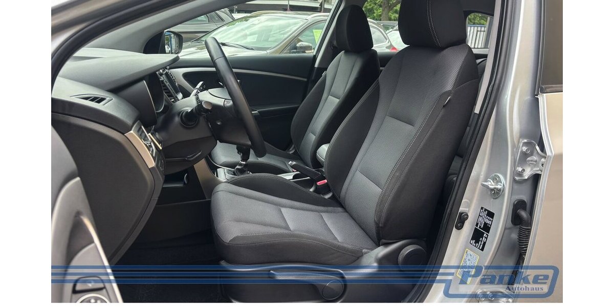 Hyundai i30 FIFA World Cup Edition*NAV*SHZ*StandH*R-CAM* 49.964 km 9.990 &euro; Berlin 13187