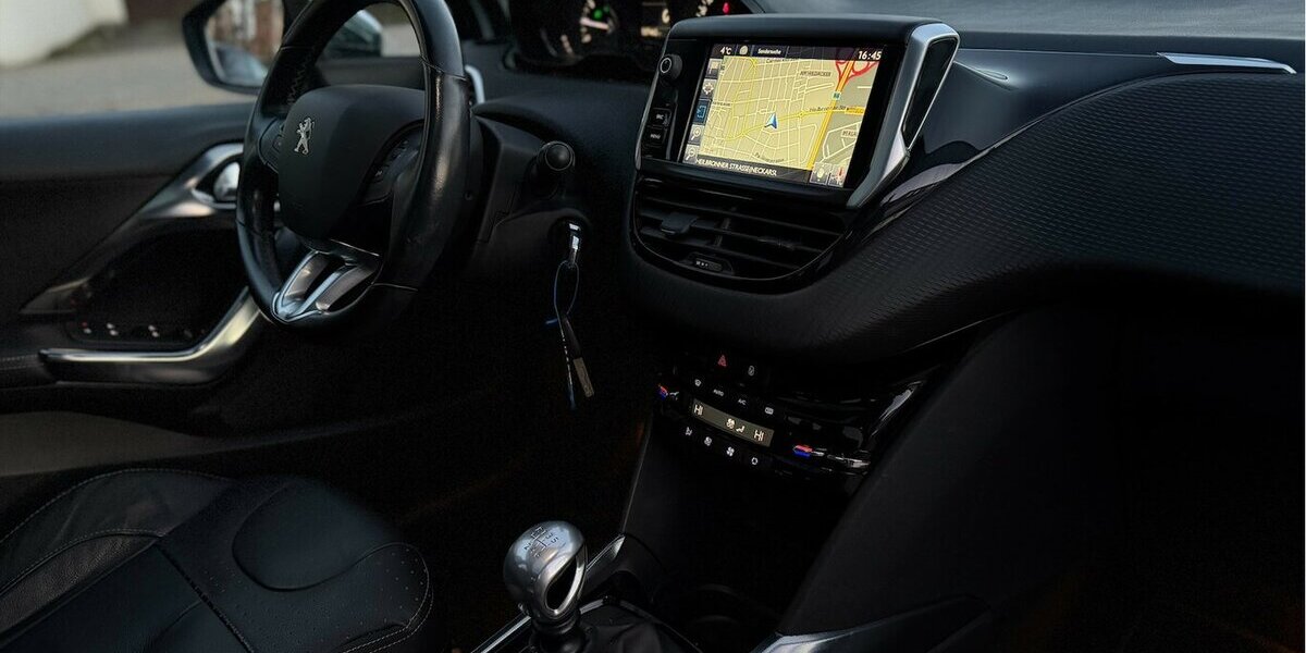 Peugeot 2008 1.2 Allure Pano Navi Leder JBL 137.000 km 7.490 € Neckarsulm 74172