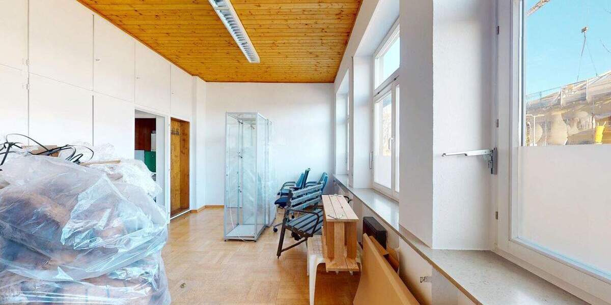 Wohn- und Geschäftshaus mit Gewerbe im EG und zwei großzügigen Wohnungen in Bahnhofsnähe 8 zimmer