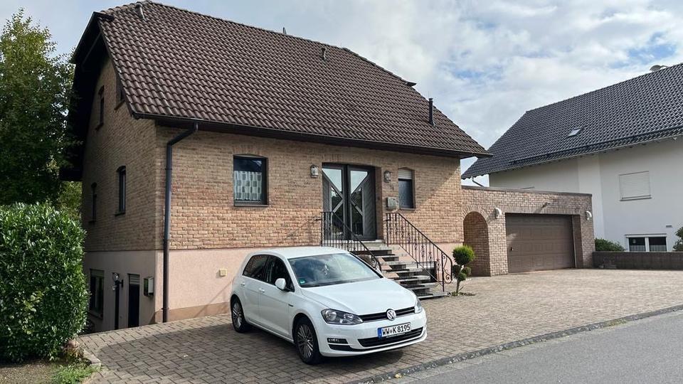 Einfamilienhaus mit Garten, Terrasse & Doppelgarage