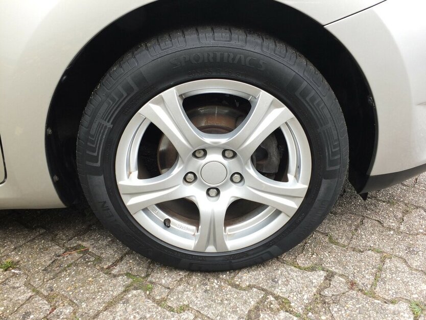 Toyota Auris 1.6i BLACK WEEK 25: SOL ALLE INSPEKTIONEN GA 174.885 km 4.908 € Köln 50858