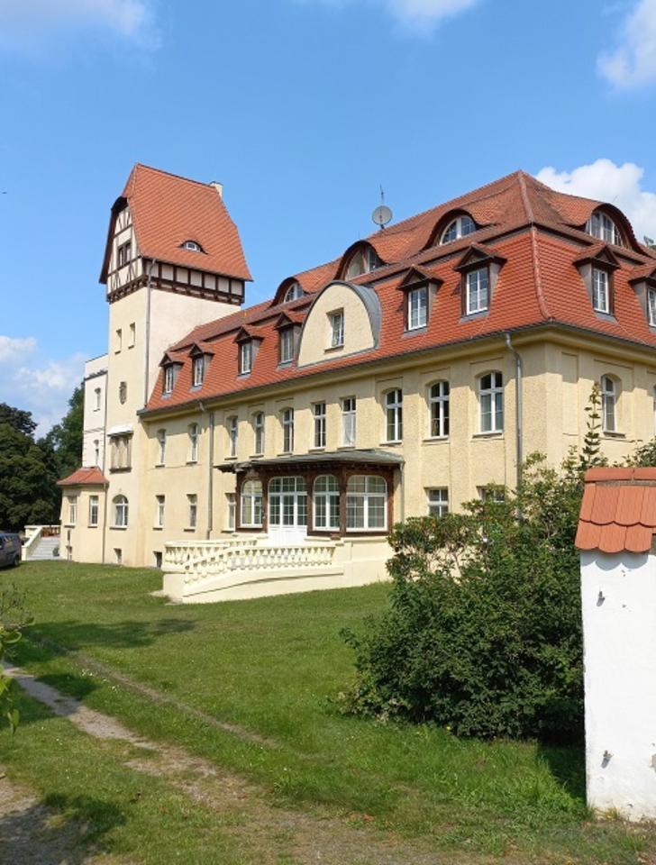 3Rm-Wg 77m² 740 warm im hübschen Schloss in Lieskau bei SPB