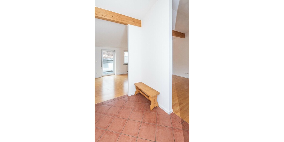 Vermietung: Helle Dachgeschosswohnung mit Balkon und Wohlfühlambiente - Dachgeschoßwohnung Cham | Angebot:24787865