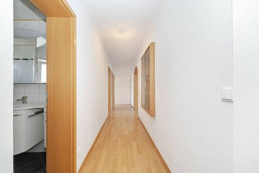 Großzügige und sehr gepflegte 4-Zimmer-Wohnung mit 2 Balkonen und Einbauküche.