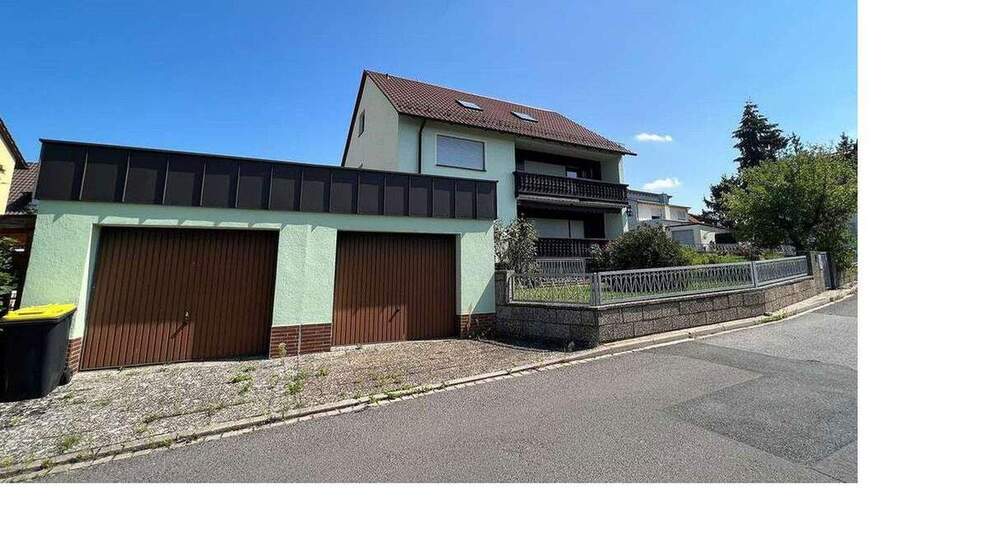 2-Familienhaus + DG-Wohnung mit großem Garten in ruhiger Lage! 8 zimmer