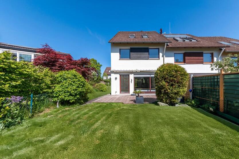 HOME IN THE GREEN! Ideal for international families with pets