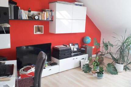 Zirndorf, Nestchen unterm Dach ! 2-Zi.-DG-Whg., 54 m², Laminat, Balkon im 2.OG in 3-Fam.-Haus 2 zimmer
