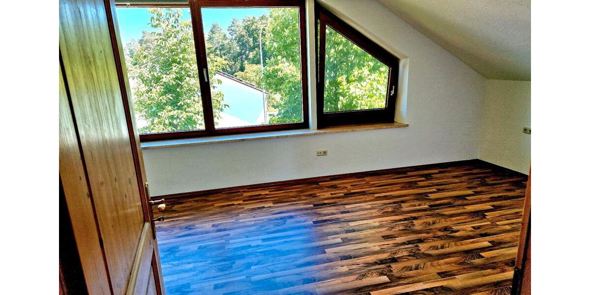 Helle 4 Zimmer Dachgeschosswohnung mit Balkon *befristet* zimmer