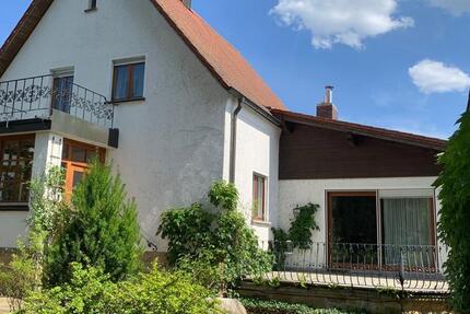Großzügiges Einfamilienhaus m. parkartigem Garten in ruhiger Lage