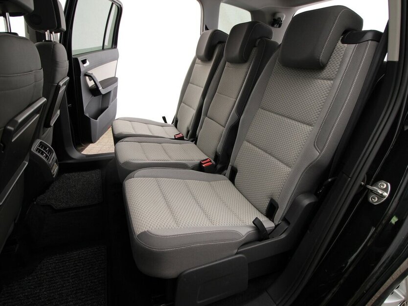 VW Touran 1.5 TSI 7-DSG Comfortline 7-SITZ+NAVI+AHK 23.190 km 32.790 € Hagenow 19230