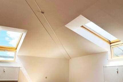 Top- modernisierte Dachgeschosswohnung mit zwei Balkonen und Tiefgaragenstellplatz 2 zimmer