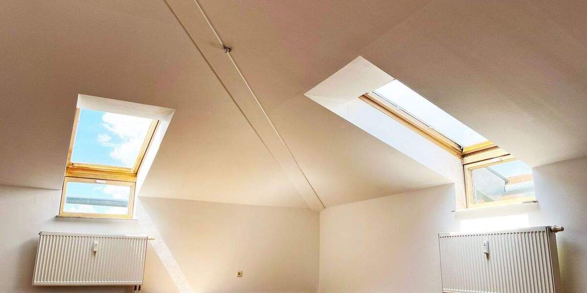 Top- modernisierte Dachgeschosswohnung mit zwei Balkonen und Tiefgaragenstellplatz 2 zimmer