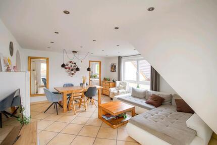 Helle 4,5-Zi.-Maisonette (96 m²) mit Balkon + Garage & Stellplatz zimmer