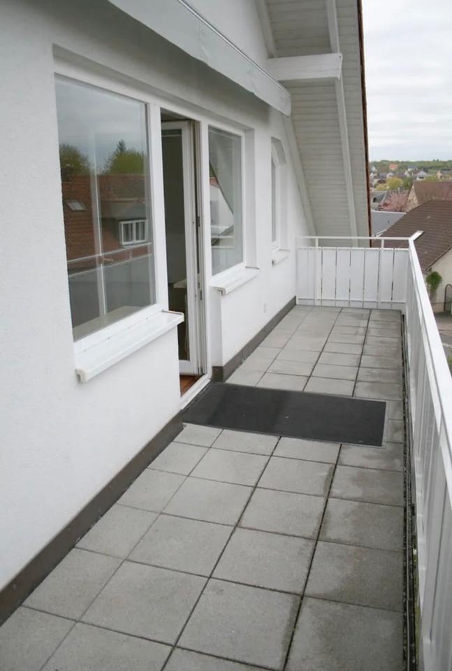 Top gepflegte 3-Zimmer DG-Wohnung mit EBK und Balkon