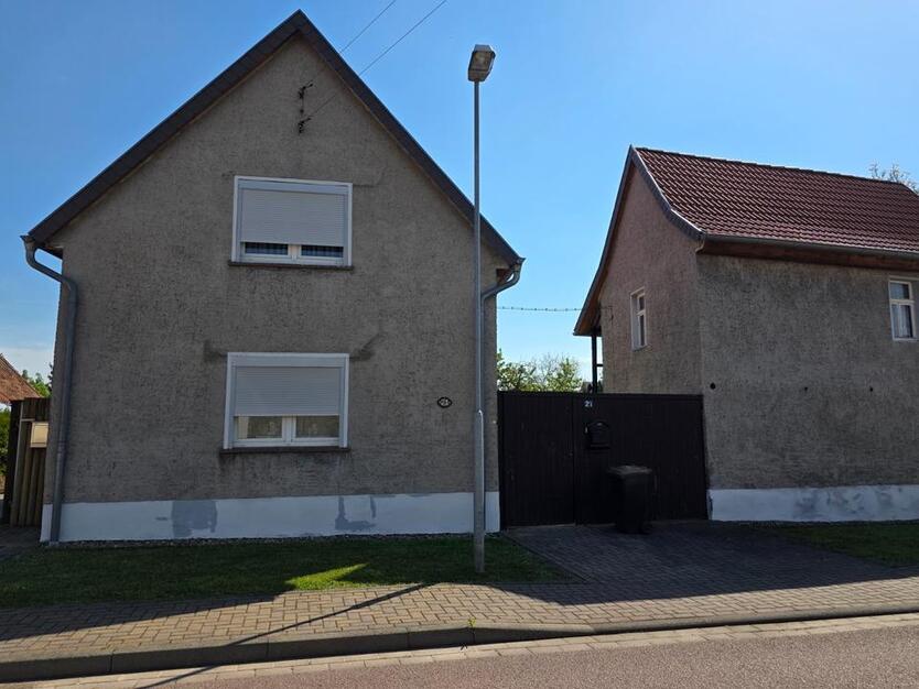 Einfamilienhaus mit Nebengebäuden u. großem Grundstück - Riestedt
