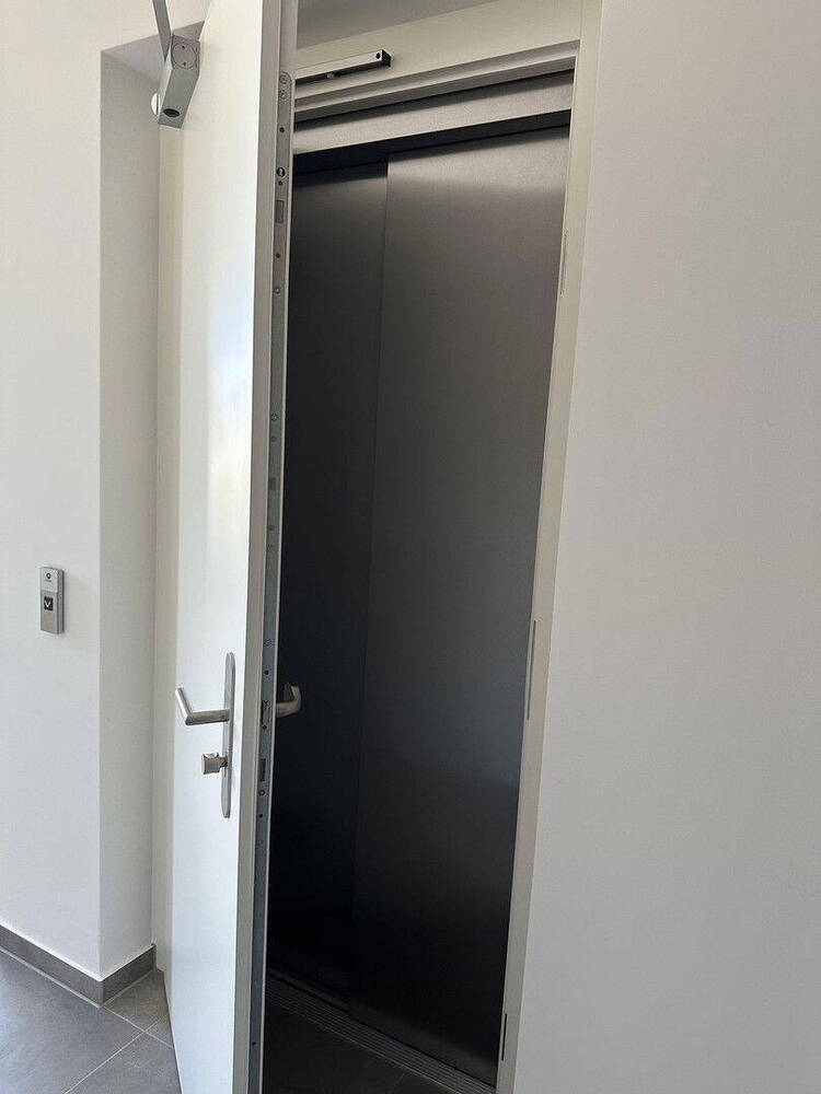 Moderne, neuwertige 4-Raum-Wohnung mit. lux. Innenausstattung, Balkon, EBK und weiteren Extras