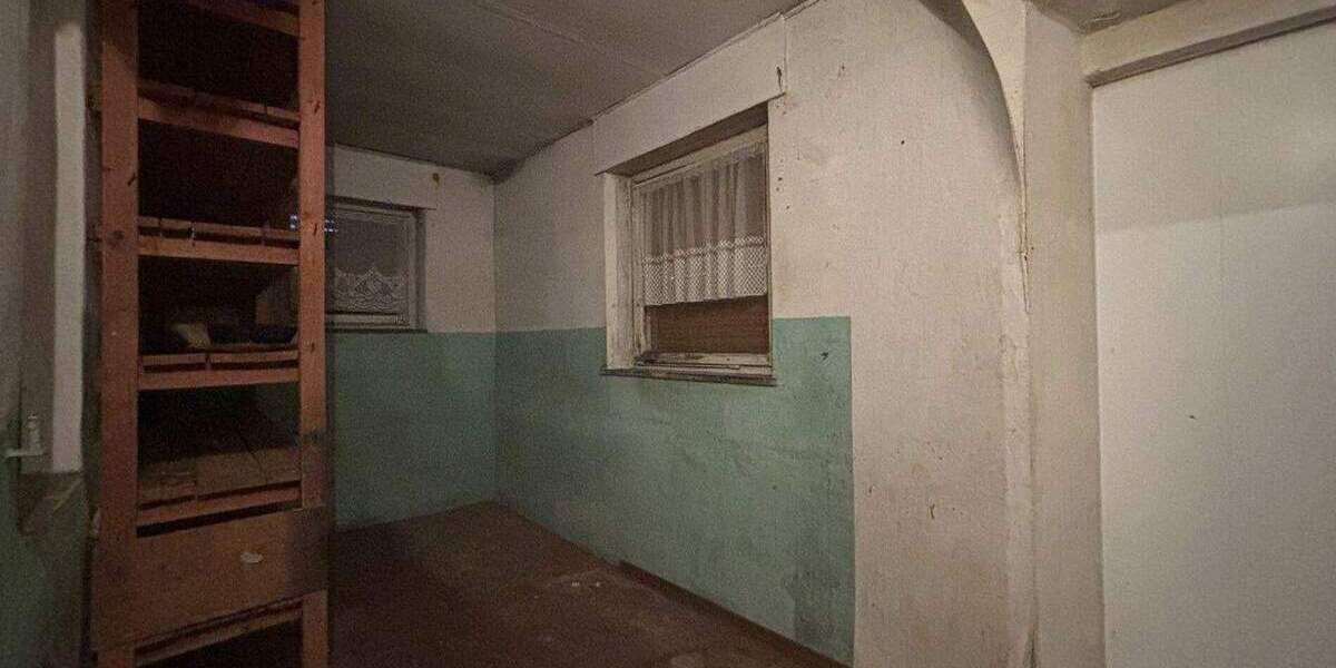 Einfamilienhaus mit Scheune und großem Hof - viel Potenzial in Kirchhain-Emsdorf 7 zimmer