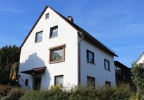 RUHIG UND STADTNAH IN WERTHALTIGER LAGE: Älteres Wohnhaus mit klasse Aussichten