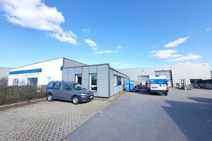 Beliebter Firmenstandort: Produktions-Lagerhallen mit Bürotrakt