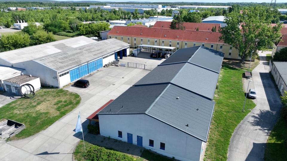 Neuwertiges Gewerbeobjekt (ca. 968 m²) – Halle mit Büro, Sanitär & LKW-Wendeschleife auf gesichertem Gelände zimmer